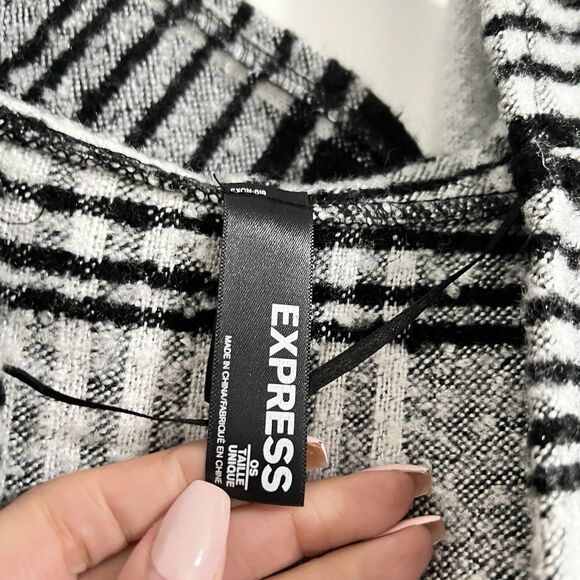 Express Plaid Hooded Poncho One Size Black White Lines Cottage Country Travel - Picture 3 of 7